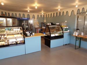 une boulangerie avec un comptoir en magasin dans l'établissement Erpsstadir Cottage, à Sauðafell