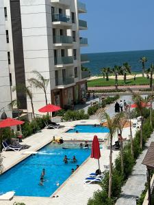uitzicht op een zwembad in een resort bij غرفتين وصاله منتجع السياحى بورتو سعيد Two room Porto Said tourist resort in `Ezbet Shalabi el-Rûdi