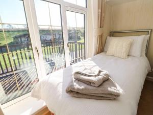 1 dormitorio con 1 cama con sábanas blancas y ventana en The Fairhaven en Richmond