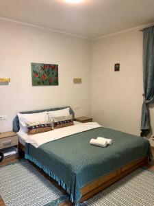 クルツィショアラにあるPodul De Brazi - Fir Bridgeのベッドルーム1室(大型ベッド1台、タオル2枚付)