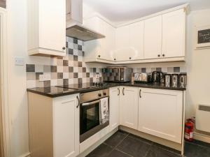 A kitchen or kitchenette at White Lilac Cottage