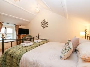 A bed or beds in a room at White Lilac Cottage