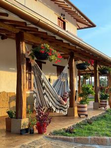 eine Hängematte auf einer Terrasse mit einem Haus in der Unterkunft Hotel Palais Barichara in Barichara