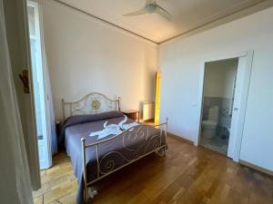 een slaapkamer met een bed en een badkamer bij Villa Jole Faraglioni Acitrezza in Aci Castello