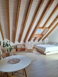 オチャガビアにあるAltxabi Apartamento Ruralの部屋にベッドとテーブルがある寝室