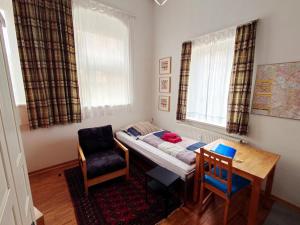 een slaapkamer met een bed, een tafel en een stoel bij Campus Apartment Anton in Dresden