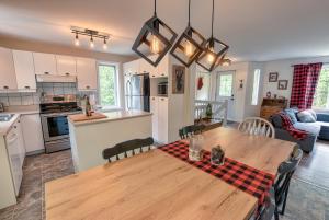 eine Küche und ein Esszimmer mit einem Holztisch in der Unterkunft Bungalow sur le lac in Chertsey