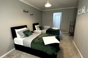 Katil atau katil-katil dalam bilik di Large House - Free Parking - Centre Location