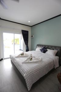 เตียงในห้องที่ MB House Resort