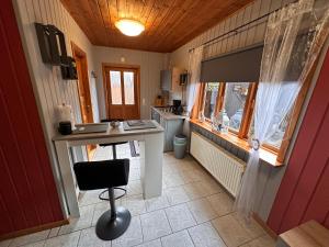 uma cozinha com um balcão e uma mesa num quarto em Apartment Holzhaus em Cuxhaven