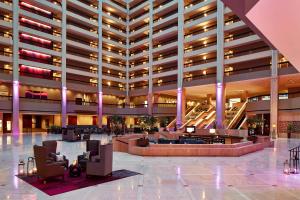 Blick auf die Lobby eines großen Gebäudes in der Unterkunft Renaissance Atlanta Waverly Hotel & Convention Center in Atlanta