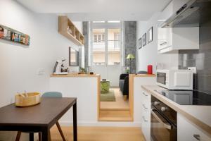 uma cozinha com uma mesa e uma sala de jantar em Croix Rousse-Duplex de charme em Lyon