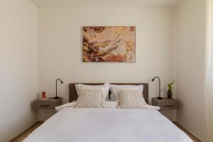Voodi või voodid majutusasutuse Lake Modern Suites - Free Parking toas