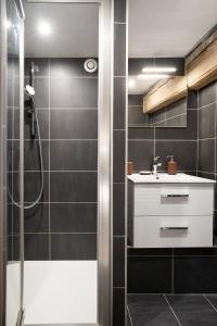 uma casa de banho com um chuveiro e um lavatório. em Croix Rousse-Duplex de charme em Lyon