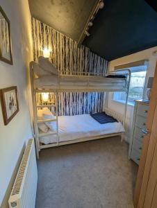 ein kleines Zimmer mit 2 Etagenbetten. in der Unterkunft Swan Cottage in Barnard Castle