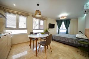 Ένα ή περισσότερα κρεβάτια σε δωμάτιο στο Parsami Suites