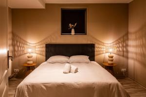 a bedroom with a large white bed with two lamps at Stadsappartement Franeker 9 in Franeker