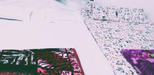 德奧加爾的住宿－SHIVAY Guest House，一间卧室配有一张带花卉图案的床罩的床。