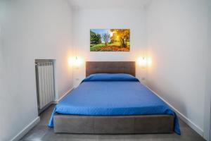 Schlafzimmer mit einem Bett mit Wandgemälde in der Unterkunft Scugnizzo Apartment in Neapel