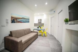 ein Wohnzimmer mit einem Sofa und einem Tisch in der Unterkunft Scugnizzo Apartment in Neapel