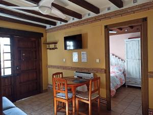 グラナダにあるLa casita de Paco Albaicinのテーブルと椅子、ベッドルーム1室が備わります。