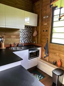 Nhà bếp/bếp nhỏ tại Cabane des Zamoureux