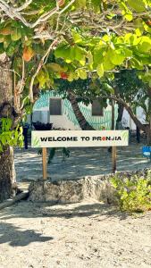瑪哈威的住宿－Pronoia Casa de Playa，欢迎在树前签署法国标志
