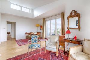 - un salon avec un canapé et une table dans l'établissement Résidor - Apartment 4P La Villette Park, à Paris