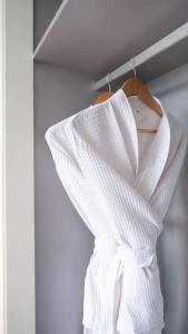 Ein weißes Kleid hängt an einem Kleiderbügel in der Unterkunft Blue Horizon Luxury Villa in Senhora do Rosário