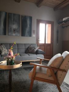 ein Wohnzimmer mit einem Sofa und einem Tisch in der Unterkunft House of LoVra in Kneževi Vinogradi