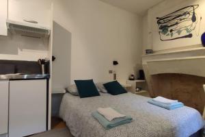 une chambre avec un lit avec deux serviettes dessus dans l'établissement Appartements avec balcon au coeur des Chartrons, à Bordeaux