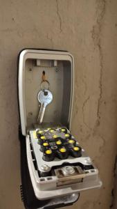 un gros plan d'un téléphone portable avec une clé dans l'établissement Appartements avec balcon au coeur des Chartrons, à Bordeaux