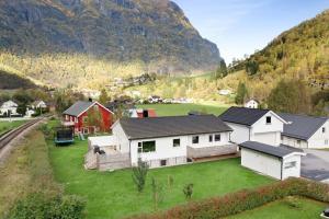 z góry widok na dom w górach w obiekcie Fint hus i Flåm w mieście Aurland
