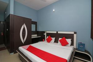 Ein Bett oder Betten in einem Zimmer der Unterkunft OYO Hotel Crown Tower