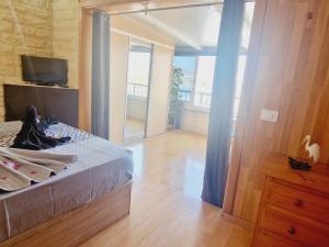 TV a/nebo společenská místnost v ubytování Small rooftop, Ocean view