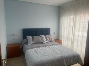 Posteľ alebo postele v izbe v ubytovaní Apartamentos Playa Langosteira