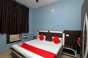 Uma cama ou camas num quarto em OYO Hotel Crown Tower