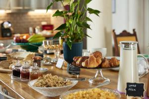 una mesa con cruasanes y otros alimentos. en Peruzzi Urban Residences, en Florencia