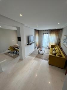 拉馬薩的住宿－luxueux duplex avec Rooftop a la Marsa，带沙发和桌子的大客厅
