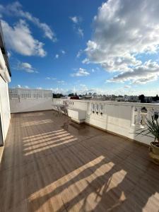 拉馬薩的住宿－luxueux duplex avec Rooftop a la Marsa，享有天空美景的阳台