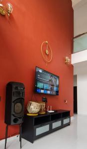 TV a/nebo společenská místnost v ubytování Hideaway Villa Karjat By Natura Stays