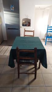 una mesa con un mantel verde encima en Faith's Stone House, en Simou