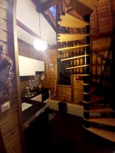 eine Küche mit einer Wendeltreppe in einem Zimmer in der Unterkunft Cabane des Zamoureux in Ducos