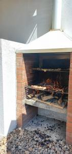 un horno de ladrillo con un fuego dentro de él en CASA QUINTA VILLA CECILIA CARMEN DE APICALA, en Carmen de Apicalá