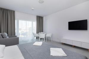 Televízia a/alebo spoločenská miestnosť v ubytovaní Aquamarina Prima 049 by Noclegi Renters + 9 fotografií