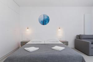 1 dormitorio con 1 cama con 2 toallas en Aquamarina Prima 049 by Renters, en Międzyzdroje