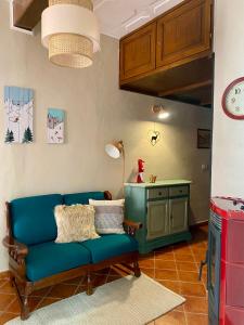 a living room with a blue couch and a table at Bilocale a due passi dal centro in Limone Piemonte
