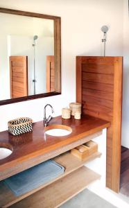 uma casa de banho com 2 lavatórios e um espelho em Villa Shanti em Atins