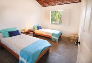 um quarto com 2 camas e uma janela em Villa Shanti em Atins