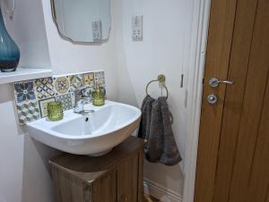 Bilik mandi di Swan Cottage +11 gambar